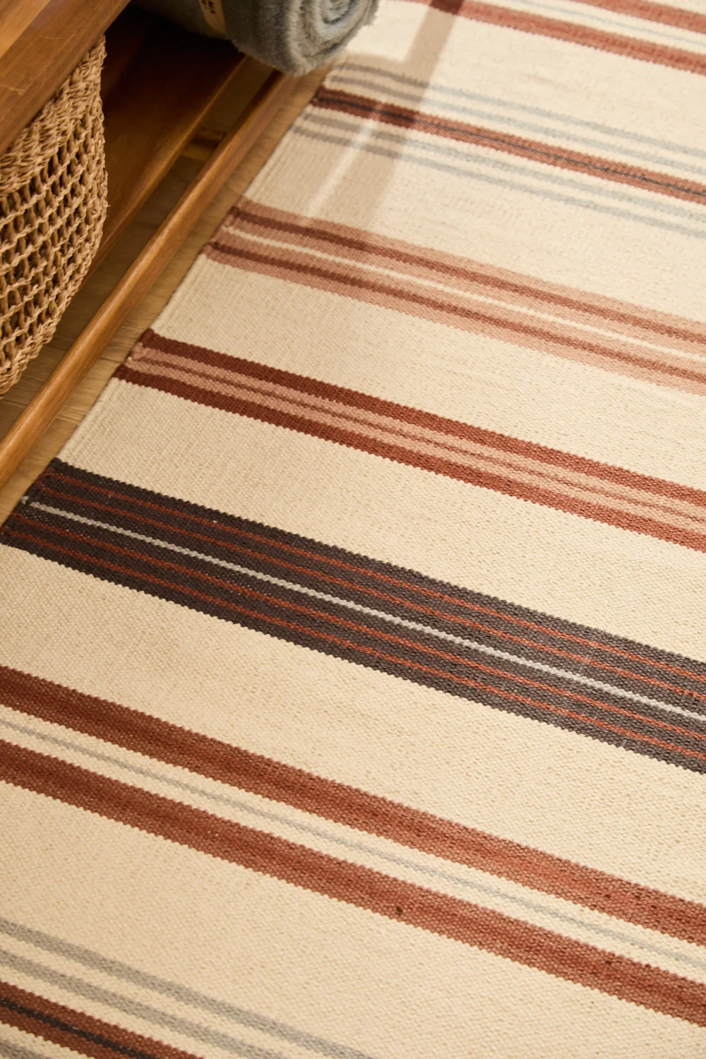 Alfombra a rayas en tonos tierra Peru - Image 3