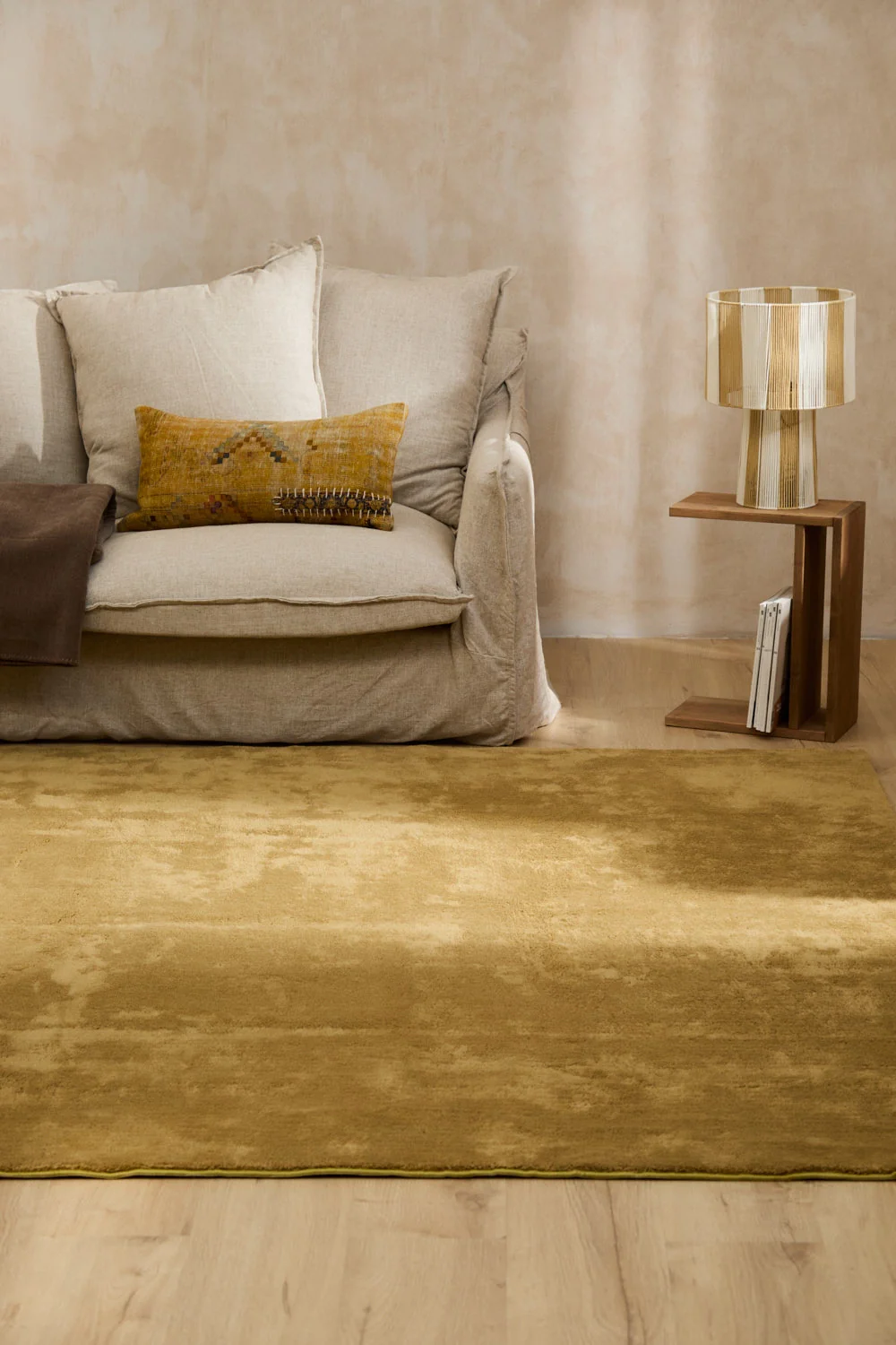 Alfombra lavable de pelo suave mostaza Apolo - Image 14