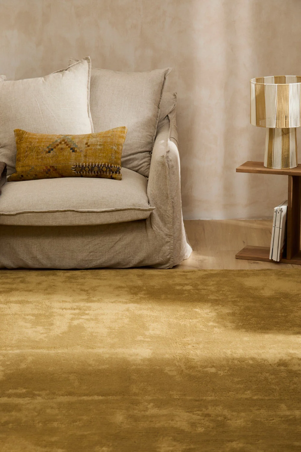 Alfombra lavable de pelo suave mostaza Apolo - Image 15