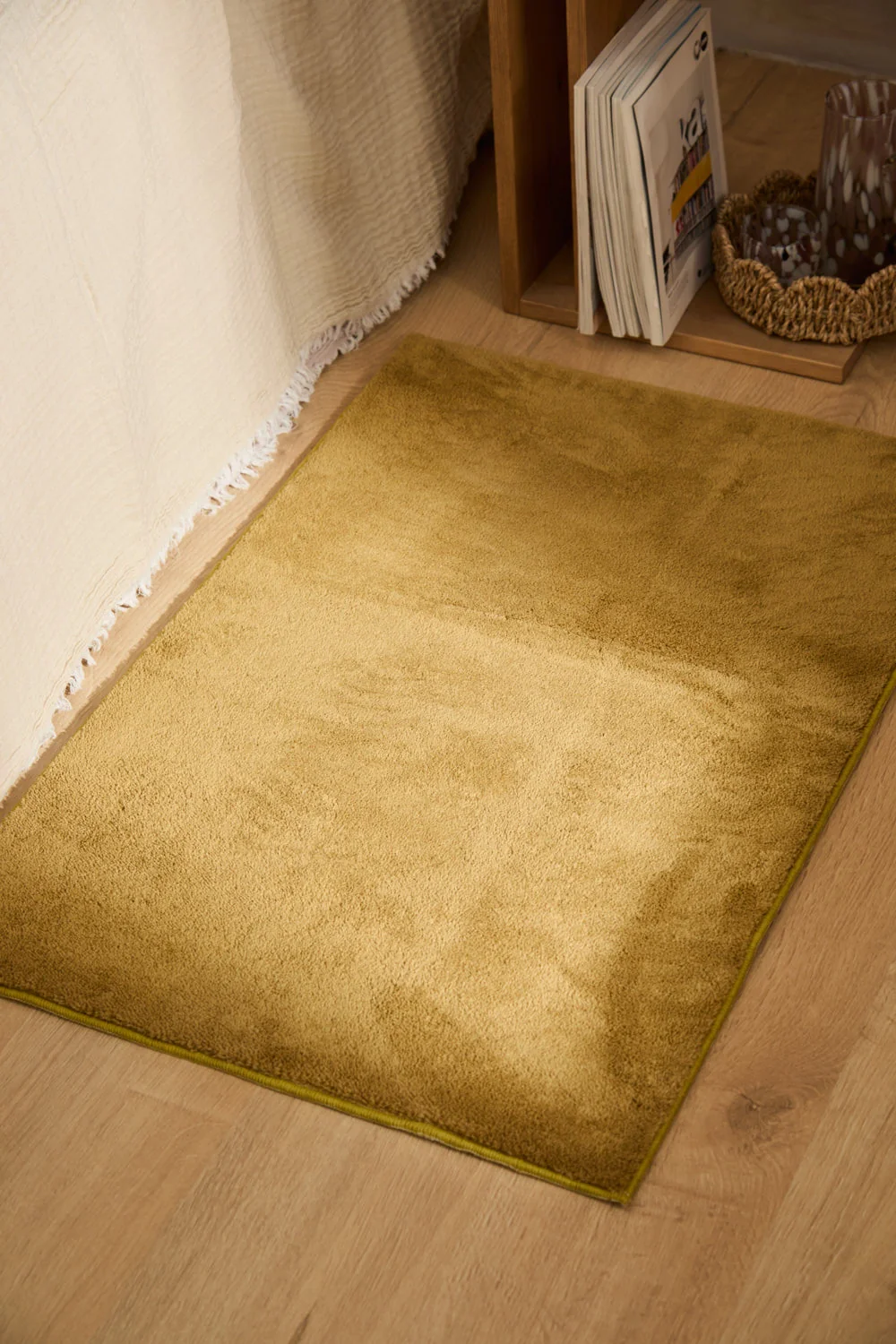 Alfombra lavable de pelo suave mostaza Apolo - Image 3