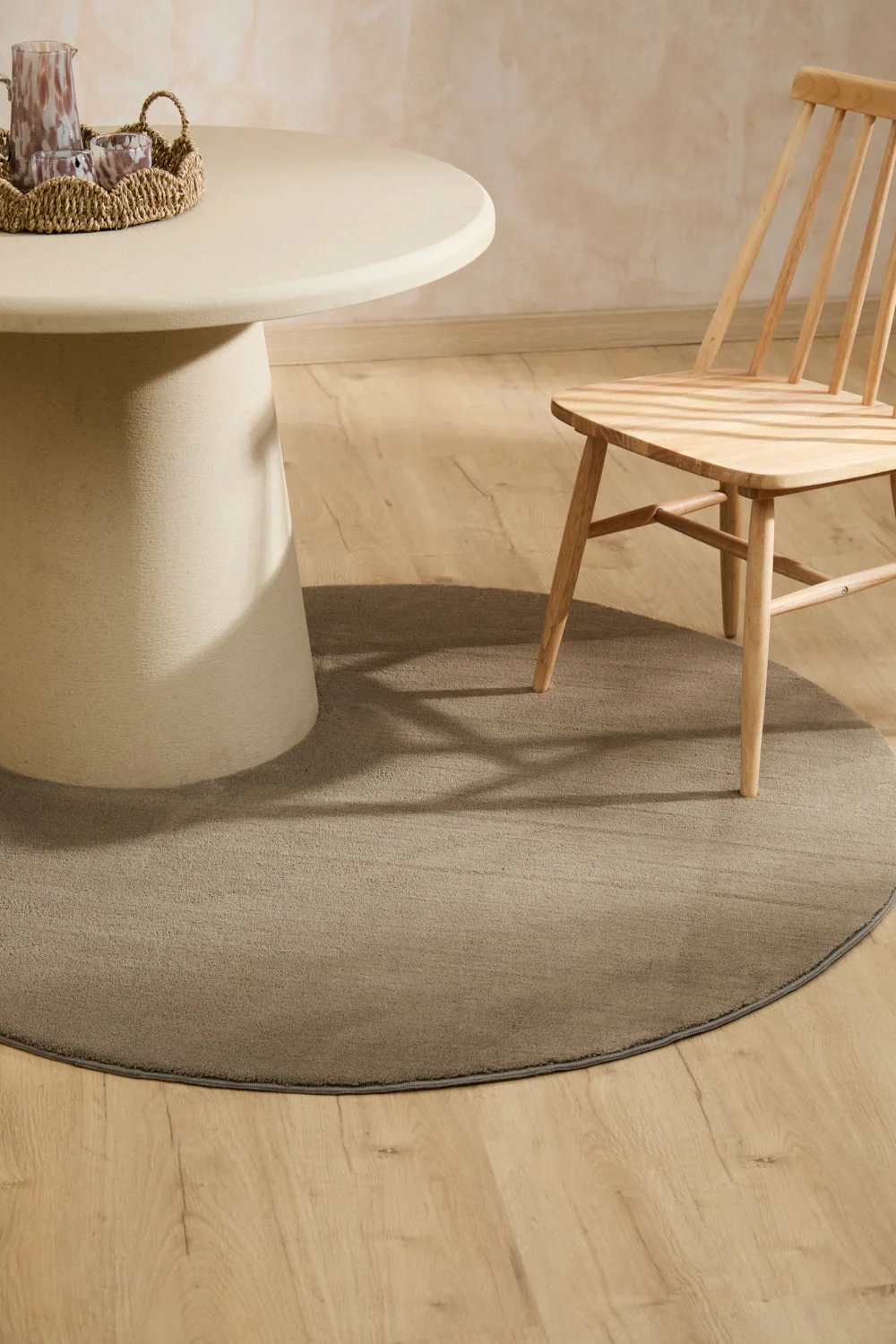 Alfombra lavable redonda de pelo suave en tono gris Apolo