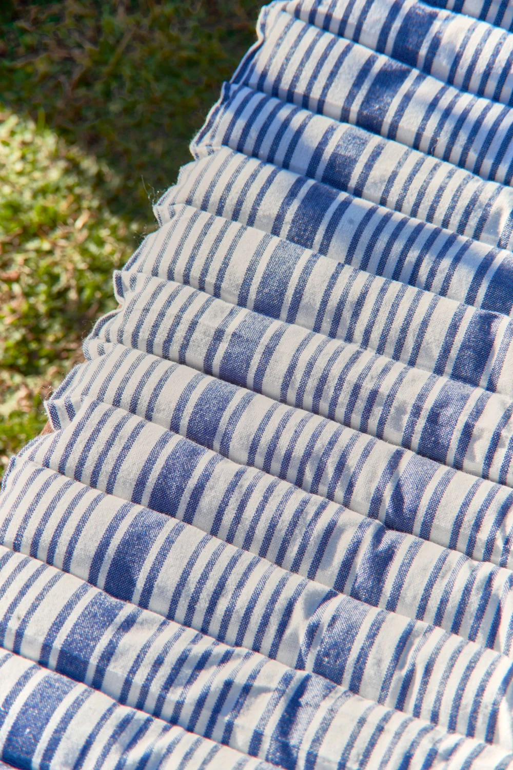Cojín de hamaca de algodón reciclado a rayas azules Haiti - Image 3