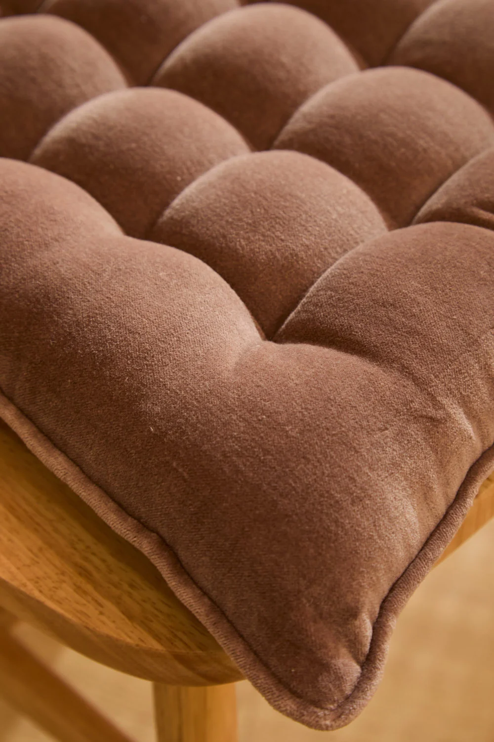 Cojín de silla cuadrado de terciopelo marrón Velour - Image 2