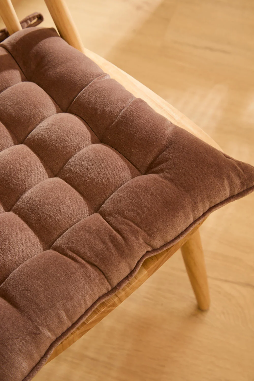 Cojín de silla cuadrado de terciopelo marrón Velour - Image 4