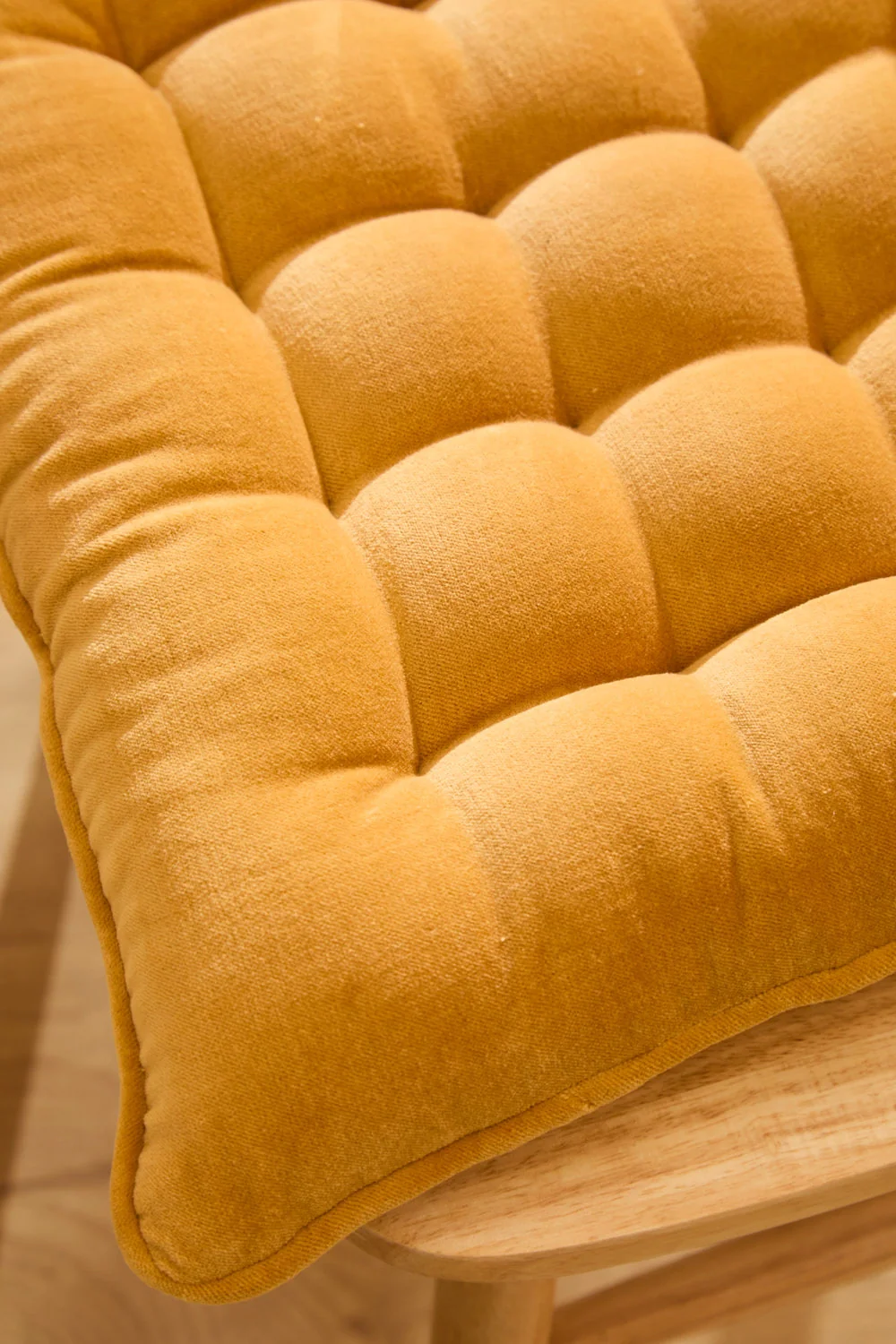 Cojín de silla cuadrado de terciopelo mostaza Velour - Image 2