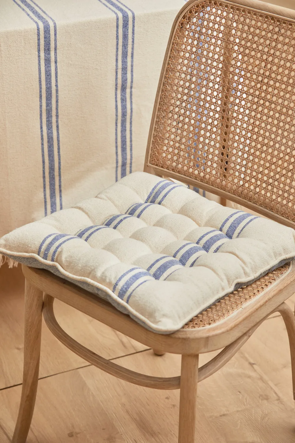 Cojín de silla lavable cuadrado con raya tejida azul Bari