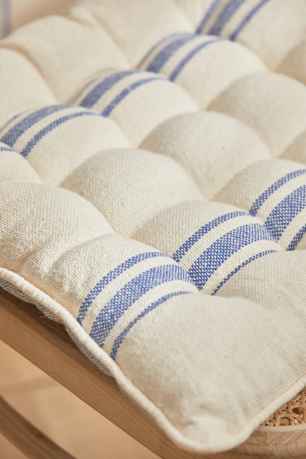 Cojín de silla lavable cuadrado con raya tejida azul Bari - Image 2