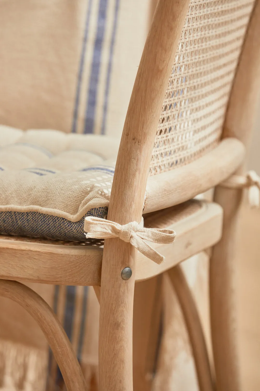 Cojín de silla lavable cuadrado con raya tejida azul Bari - Image 3