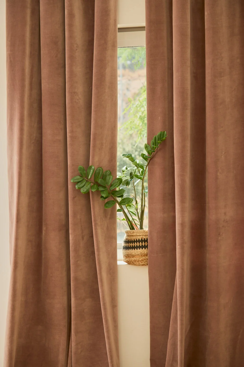 Cortina semiopaca de terciopelo marrón Velour - Image 3