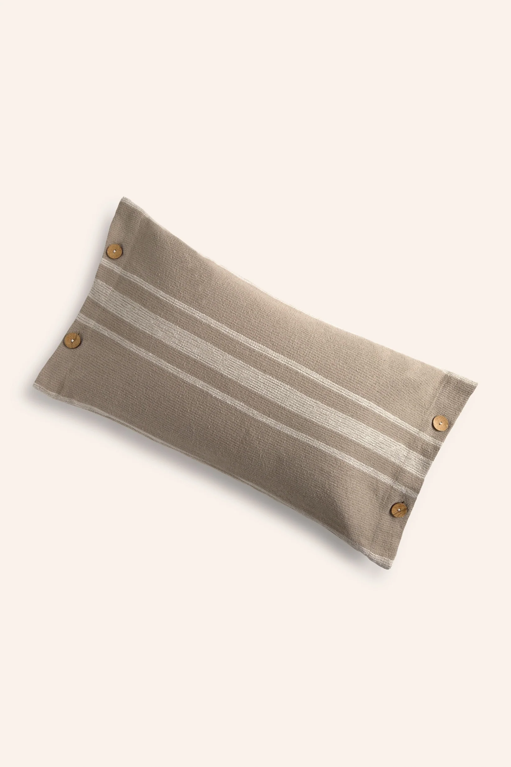 Funda de cojín rectangular a rayas crudas con botones Sorento - Image 6