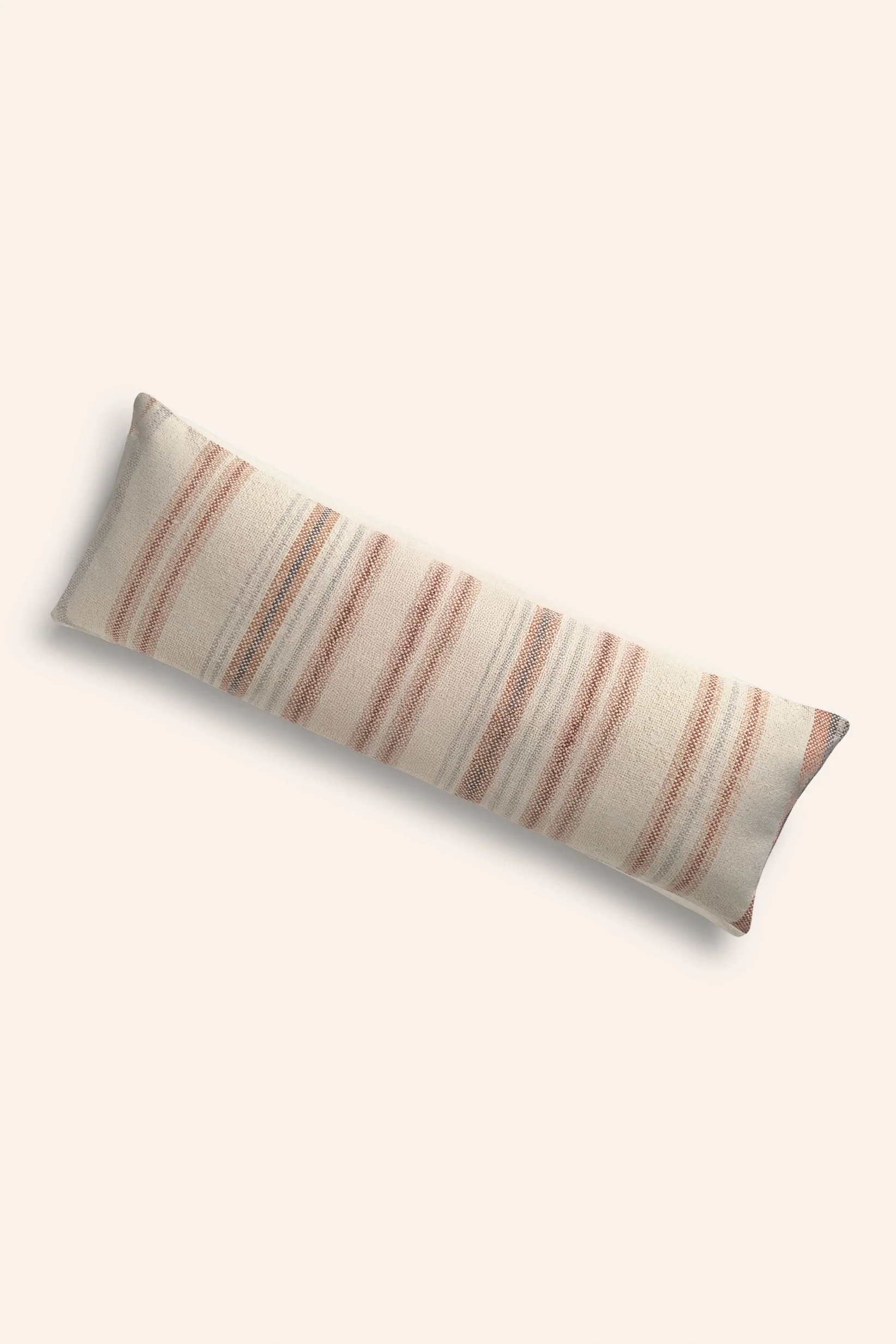 Funda de cojín alargada a rayas en tonos tierra Peru - Image 5