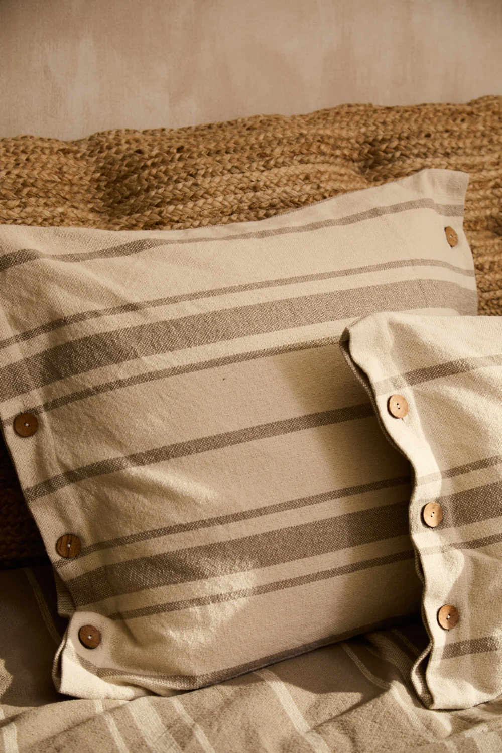 Funda de cojín cuadrada a rayas beige con botones Sorento - Image 10