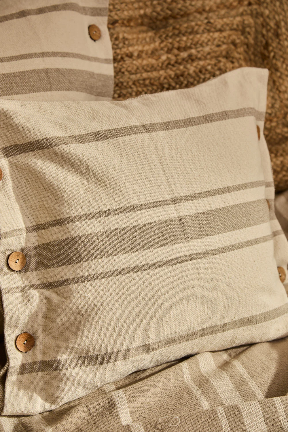 Funda de cojín cuadrada a rayas beige con botones Sorento - Image 6
