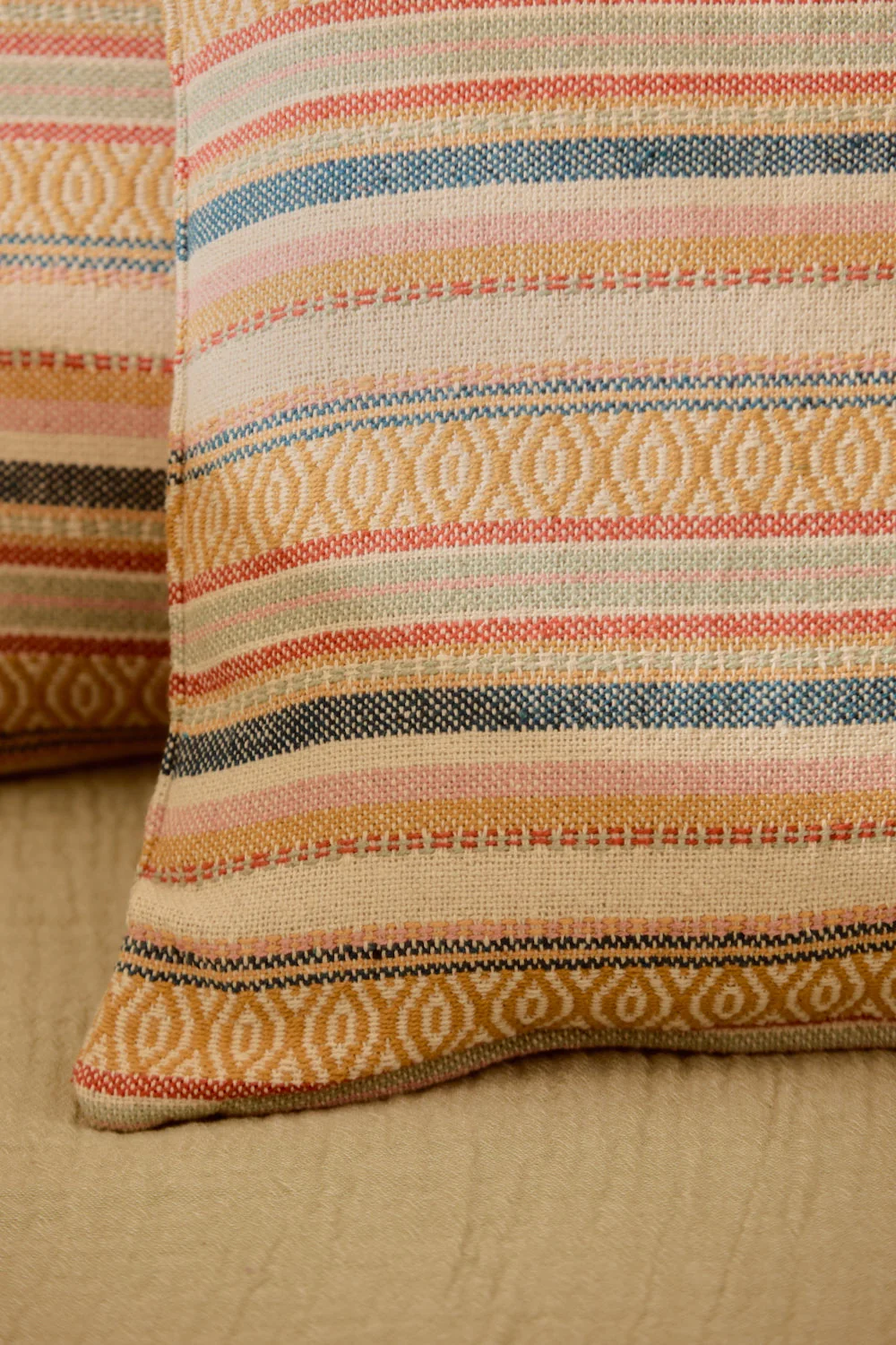 Funda de cojín cuadrada de algodón jacquard mostaza Vedra - Image 2