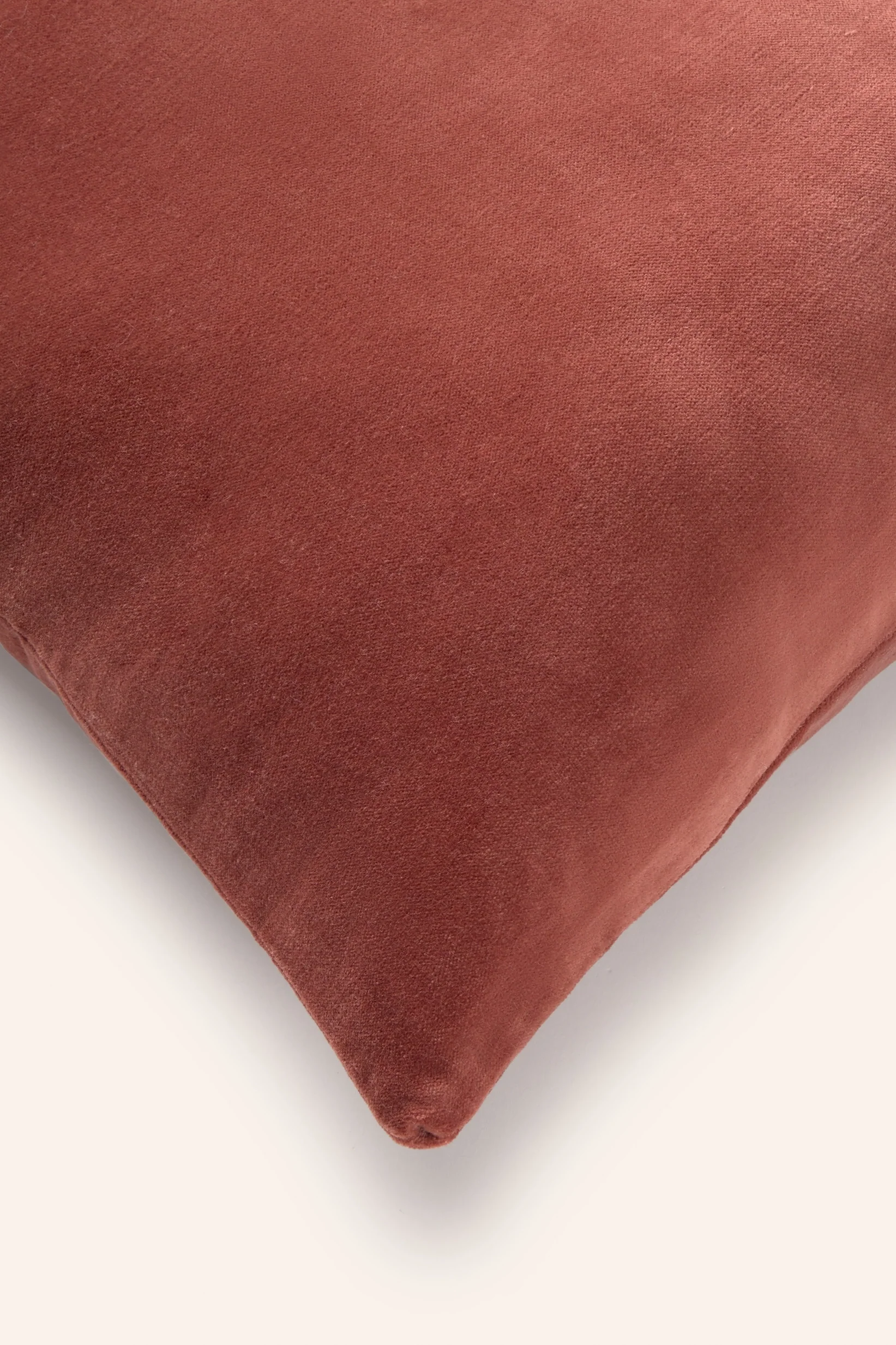 Funda de cojín cuadrada de terciopelo en tono tierra Velour - Image 6