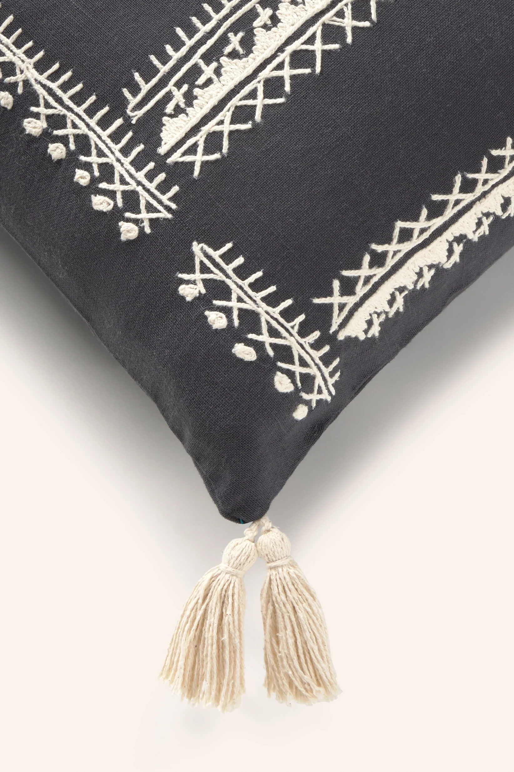 Funda de cojín cuadrado con bordado gris oscuro Traste - Image 10