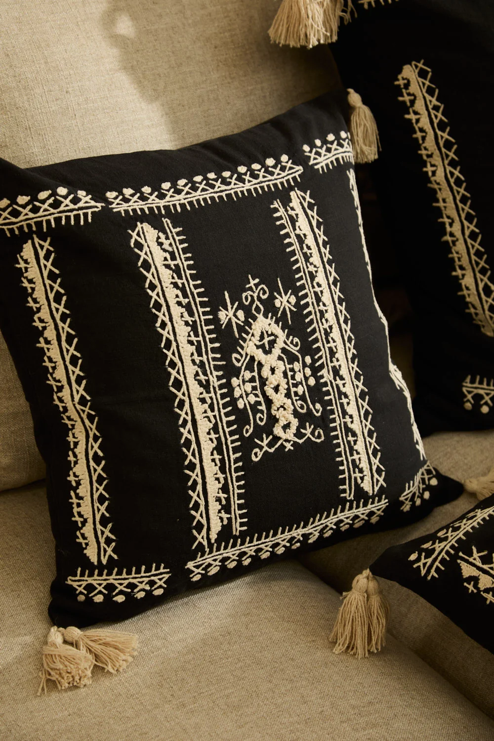 Funda de cojín cuadrado con bordado gris oscuro Traste - Image 4
