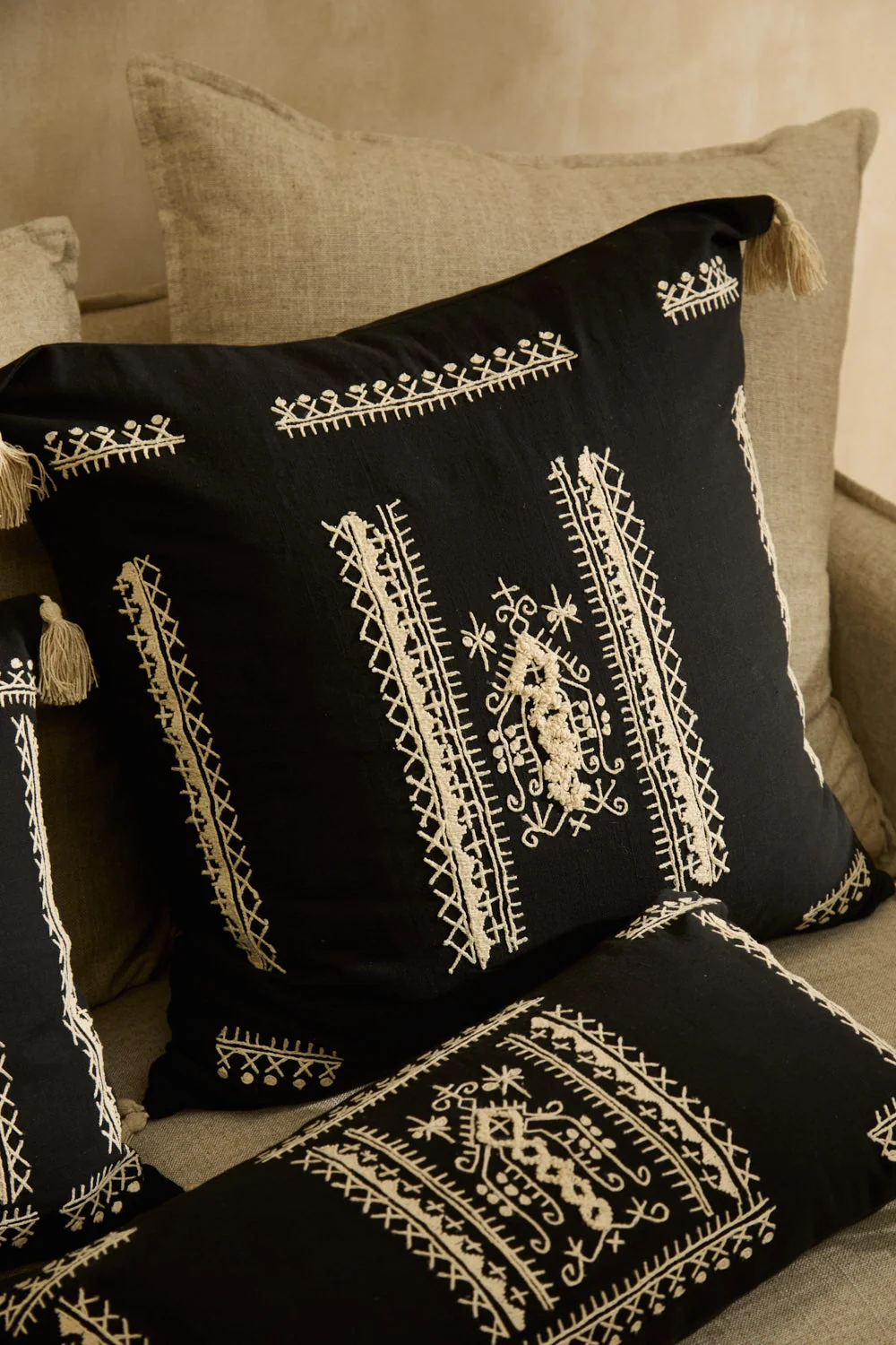 Funda de cojín cuadrado con bordado gris oscuro Traste - Image 8
