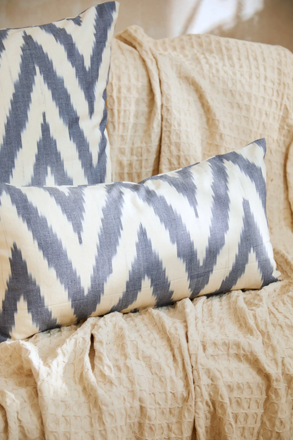 Funda de cojín de algodón ikat azul Galdana - Image 2