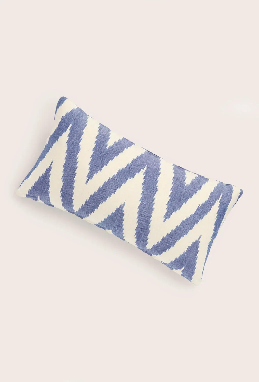 Funda de cojín de algodón ikat azul Galdana - Image 4
