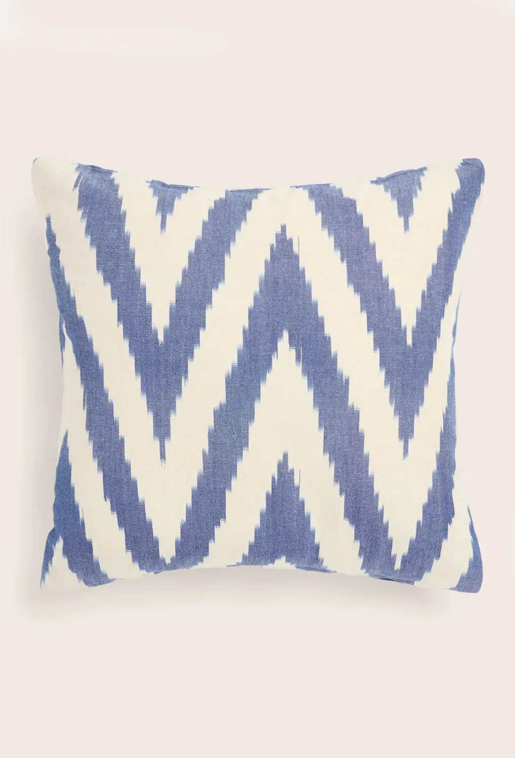 Funda de cojín de algodón ikat azul Galdana - Image 6