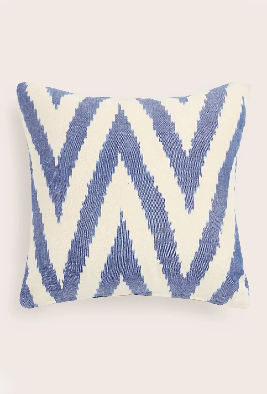 Funda de cojín de algodón ikat azul Galdana - Image 9