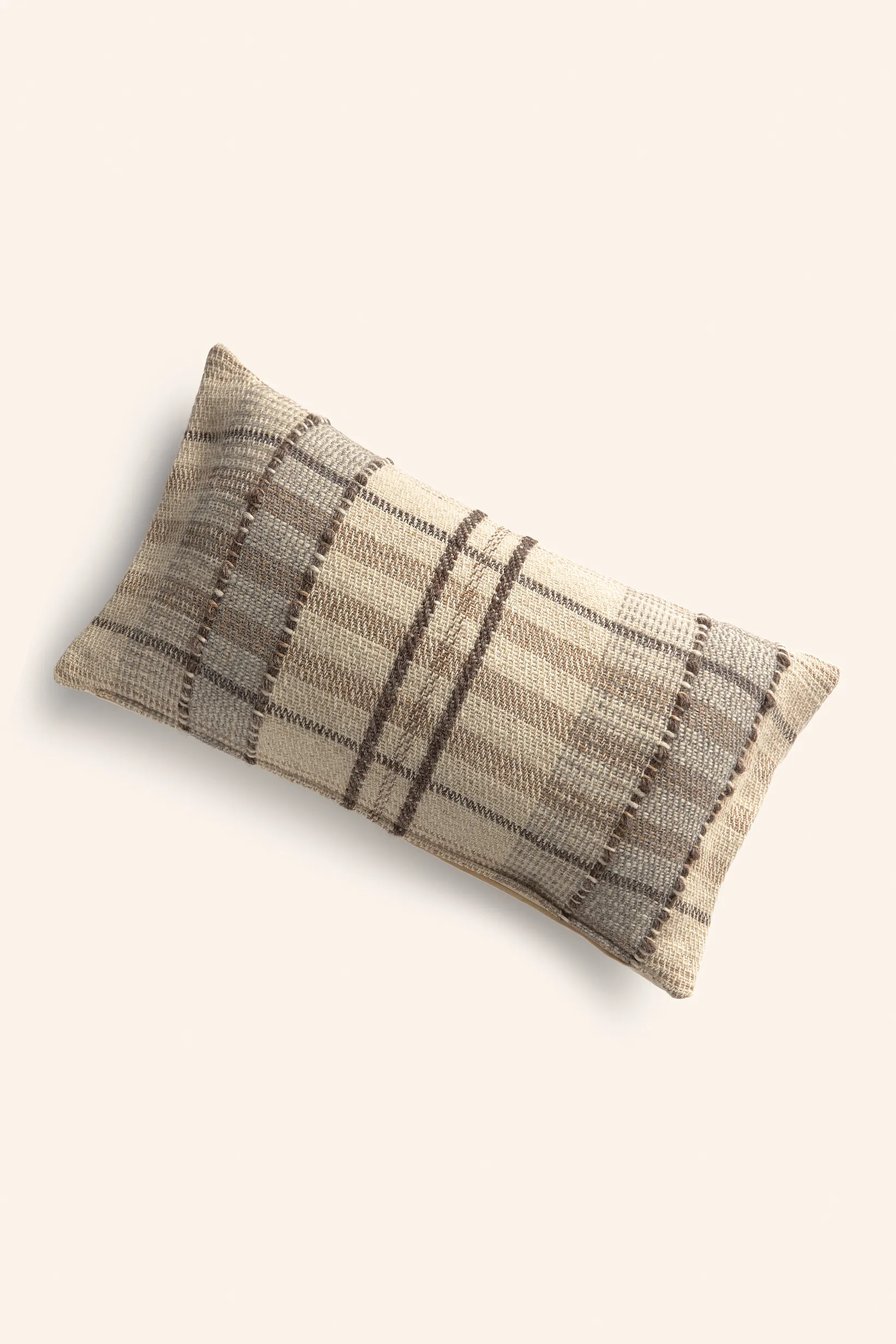 Funda de cojín de lana marrón a cuadros Montana - Image 6