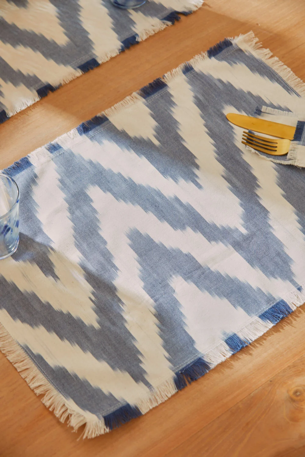 Mantel individual de algodón ikat azul Galdana