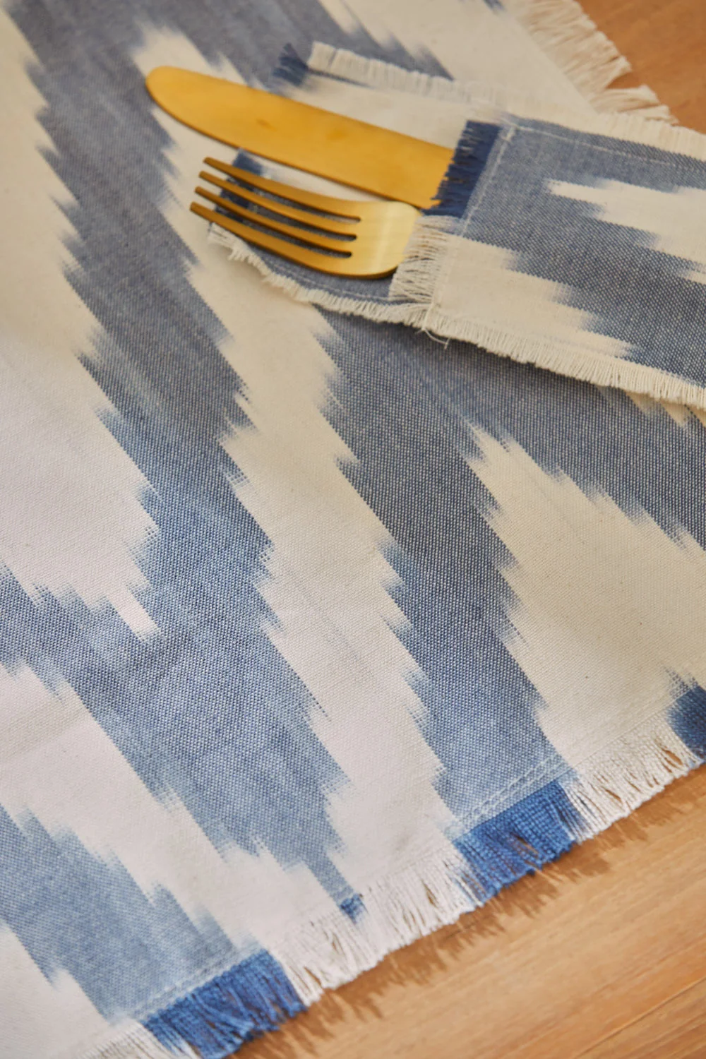 Mantel individual de algodón ikat azul Galdana - Image 2