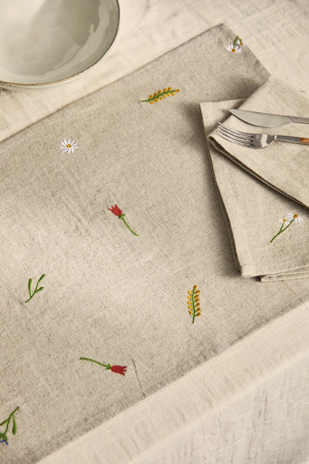 Mantel individual de lino bordado con flores Spring