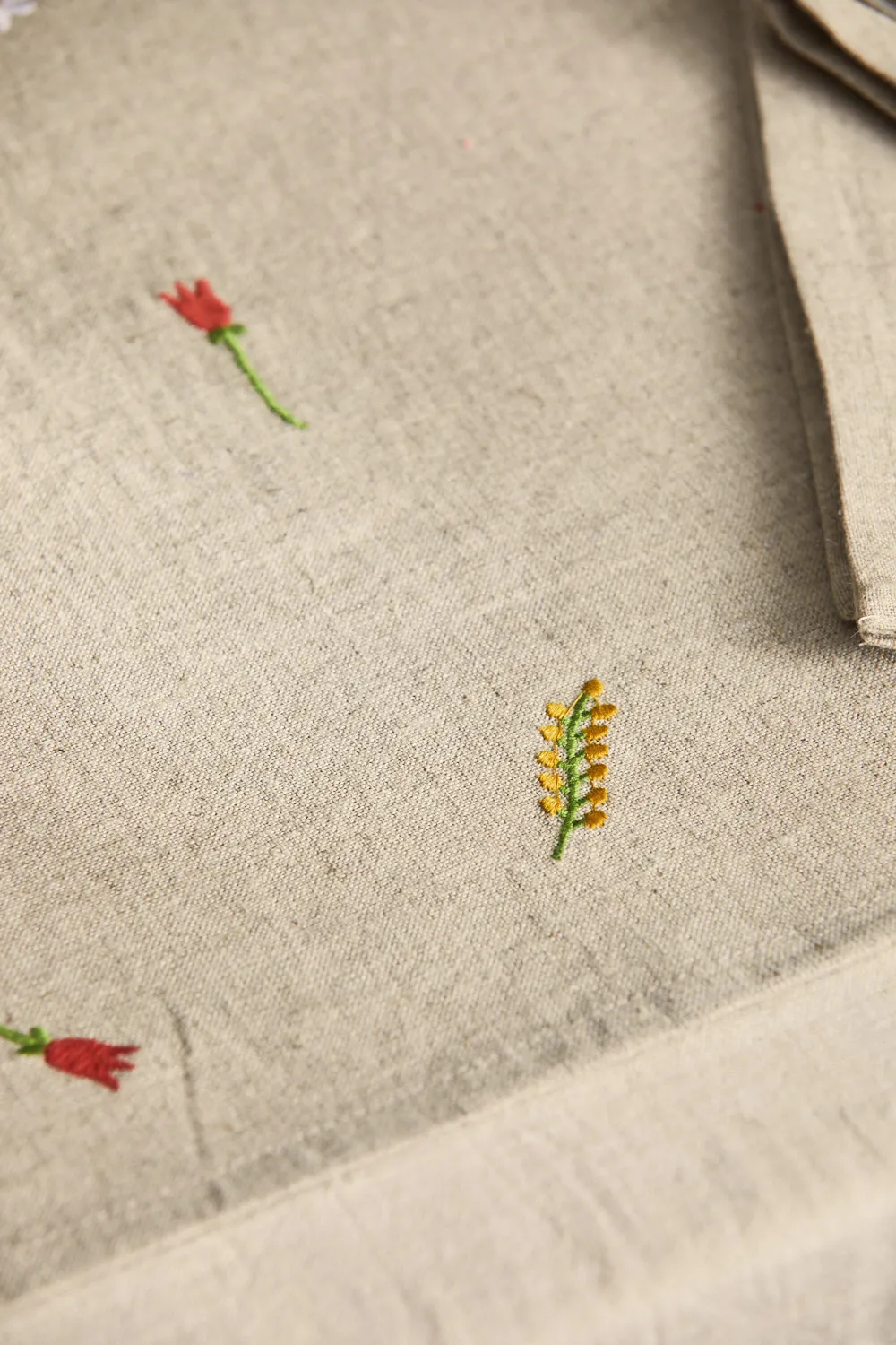 Mantel individual de lino bordado con flores Spring - Image 2