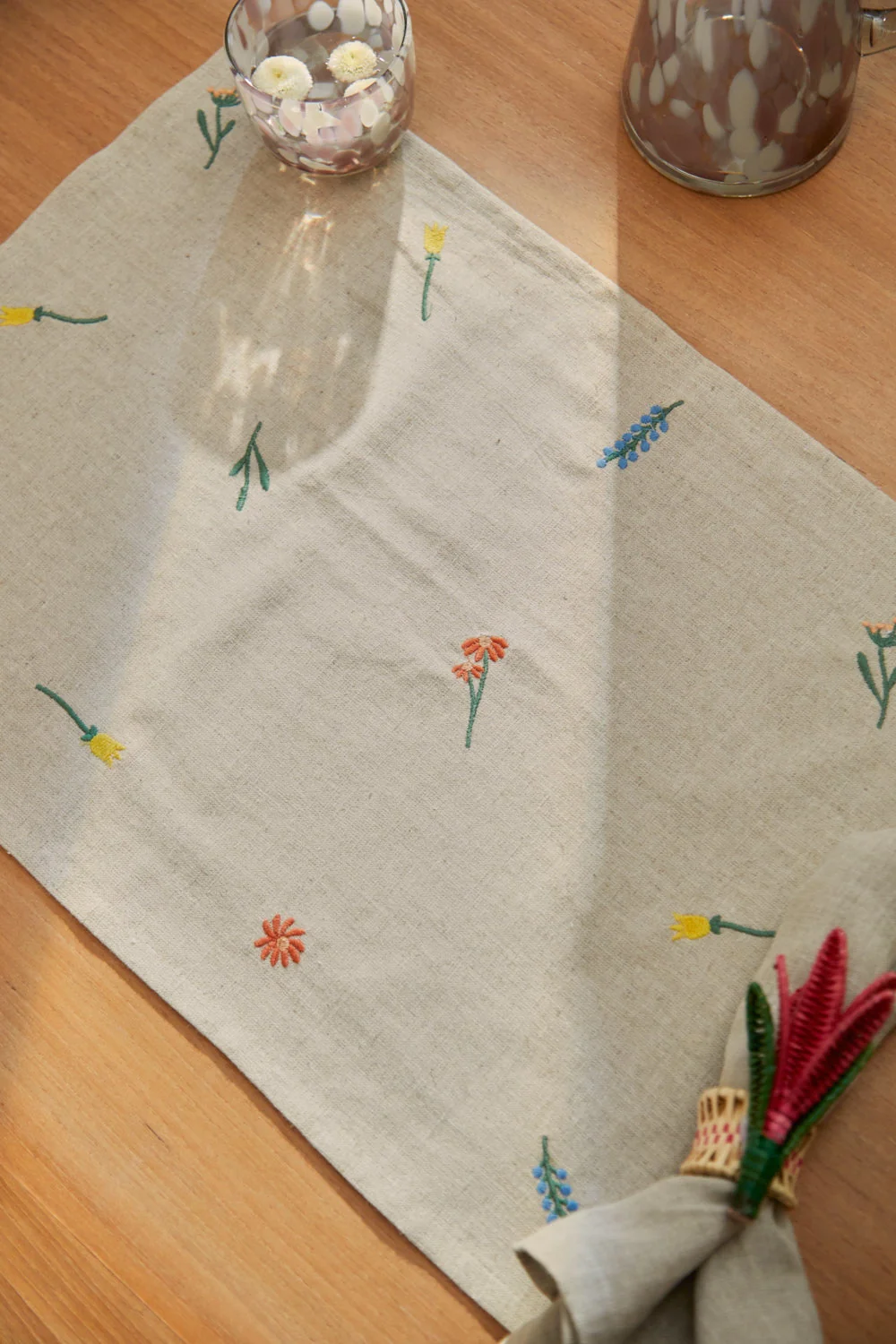 Mantel individual de lino bordado con flores Spring - Image 3