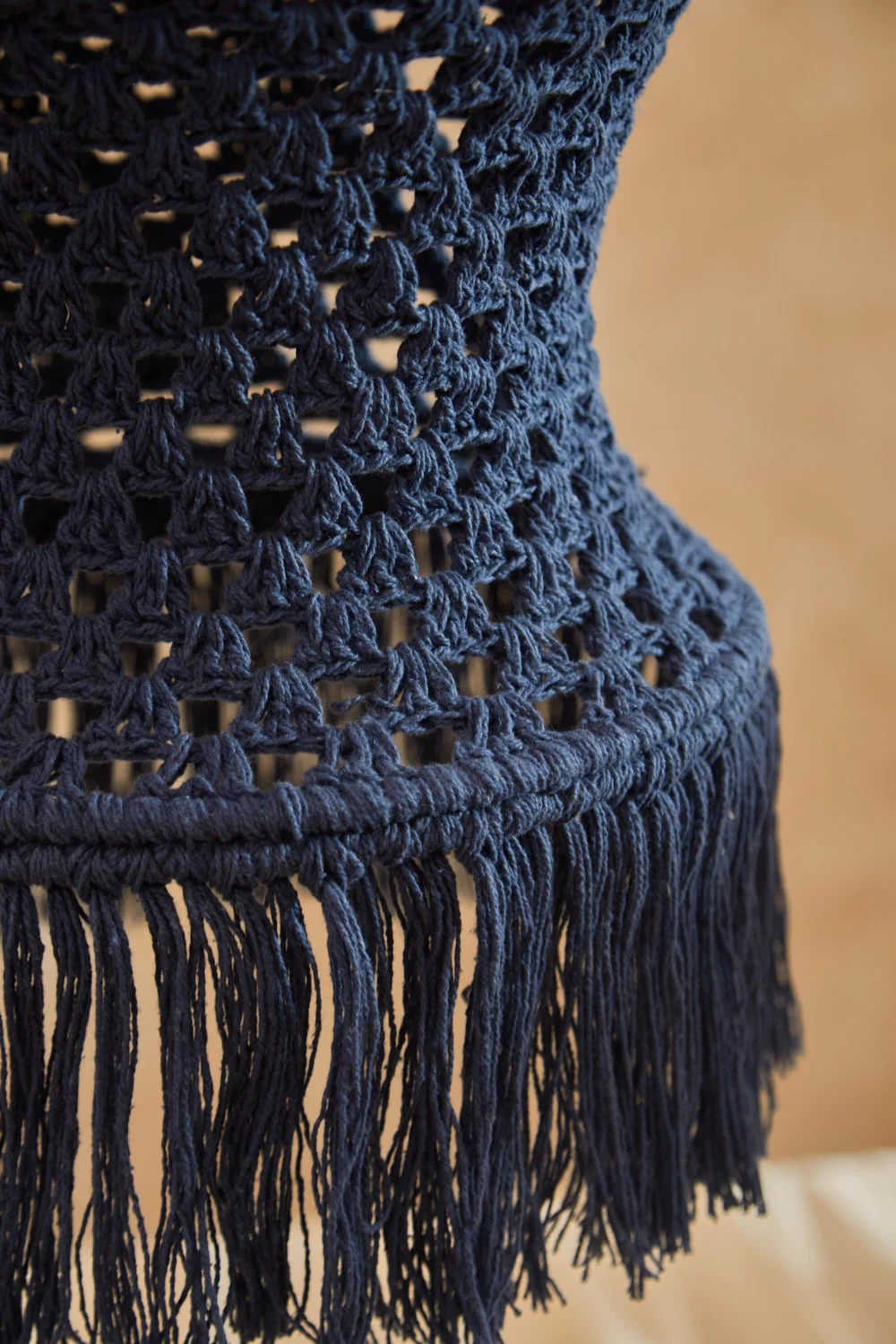 Pantalla alargada para lámpara de techo de crochet azul Pleko - Image 2