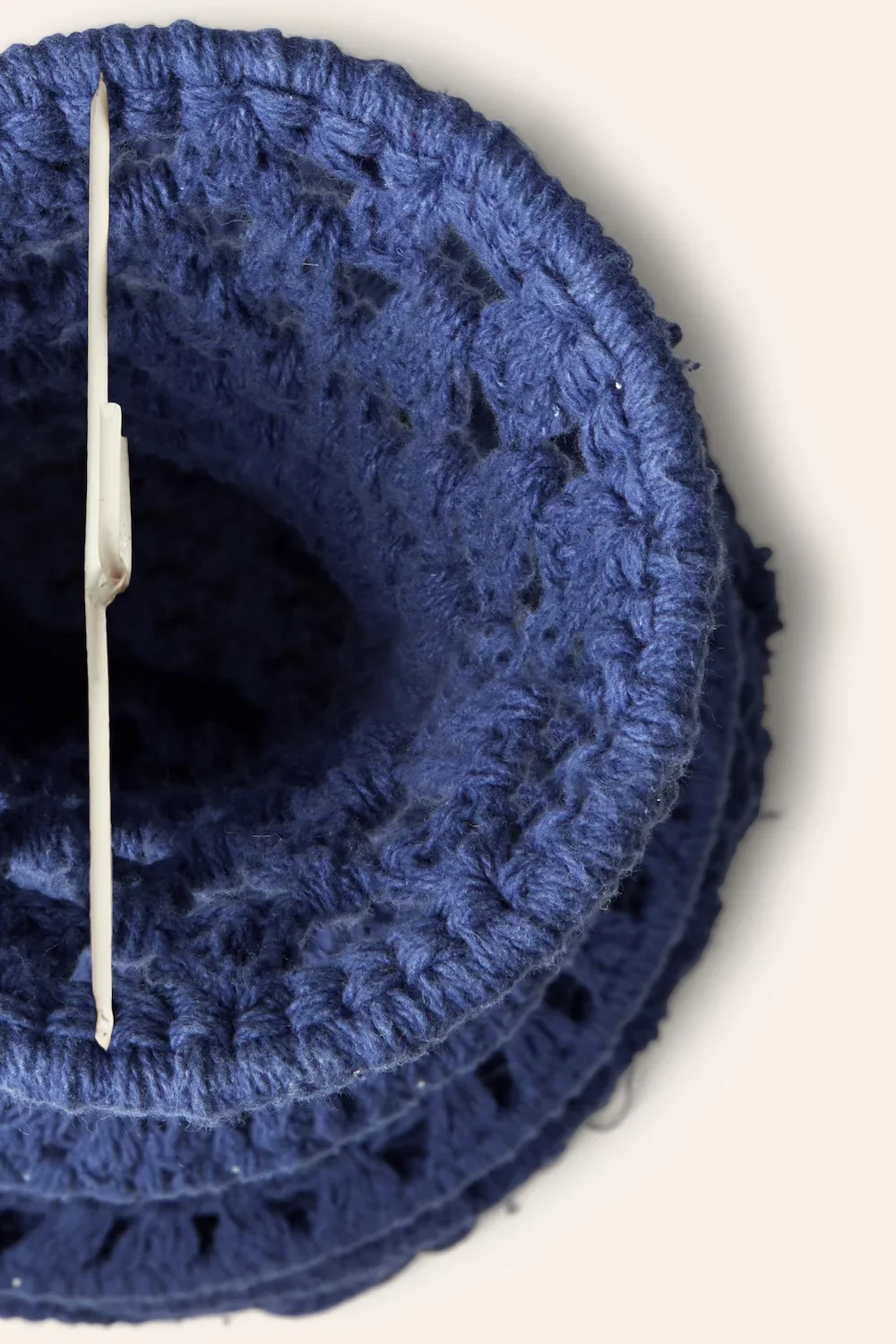 Pantalla alargada para lámpara de techo de crochet azul Pleko - Image 4