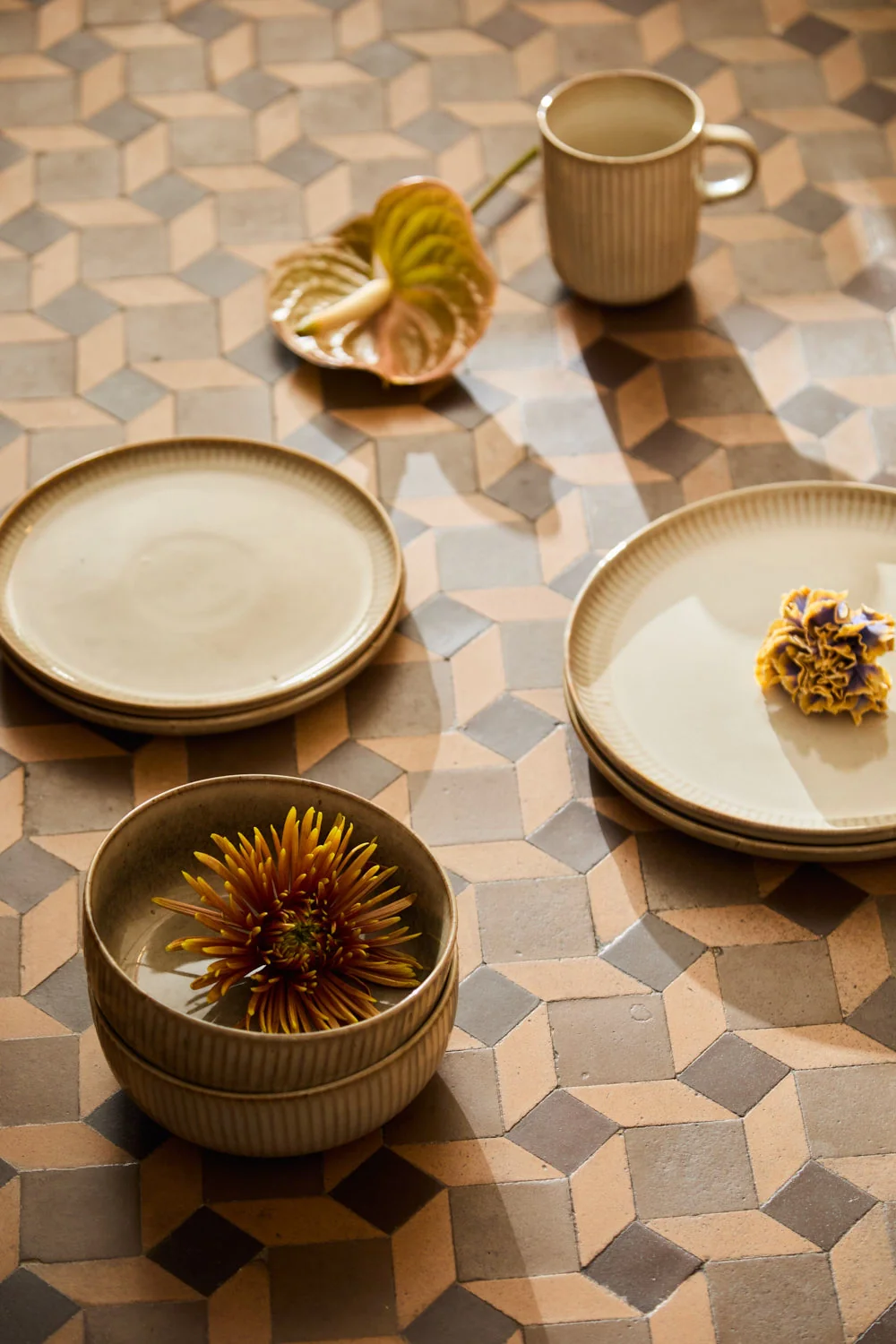 Plato llano grande de cerámica beige Bisbal - Image 2