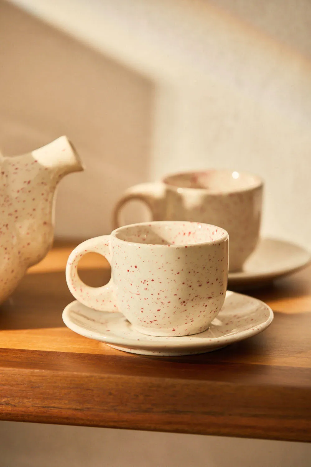 Set de 2 tazas de café de cerámica y plato Chip - Image 3