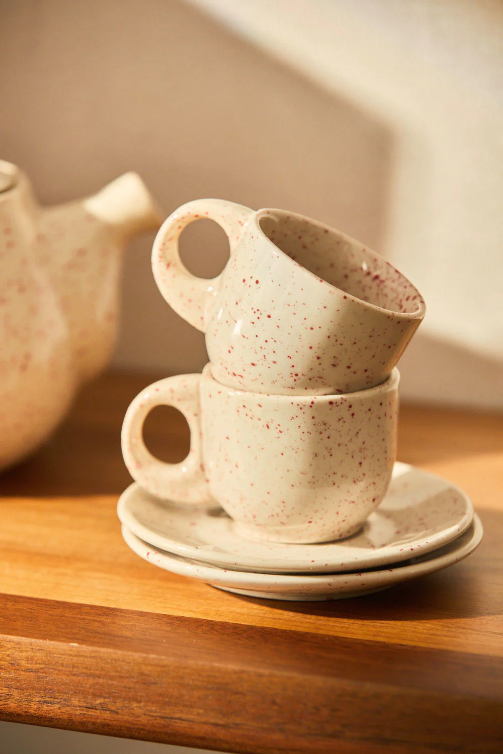 Set de 2 tazas de café de cerámica y plato Chip - Image 4