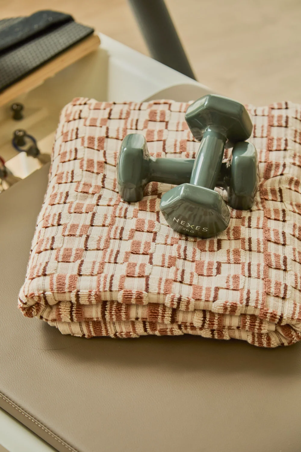 Toalla de baño de de gramaje 560 g/m² algodón de rizo jacquard Mercurio - Image 5
