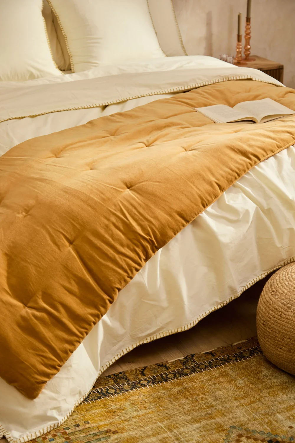 Topper acolchado de terciopelo mostaza Velour