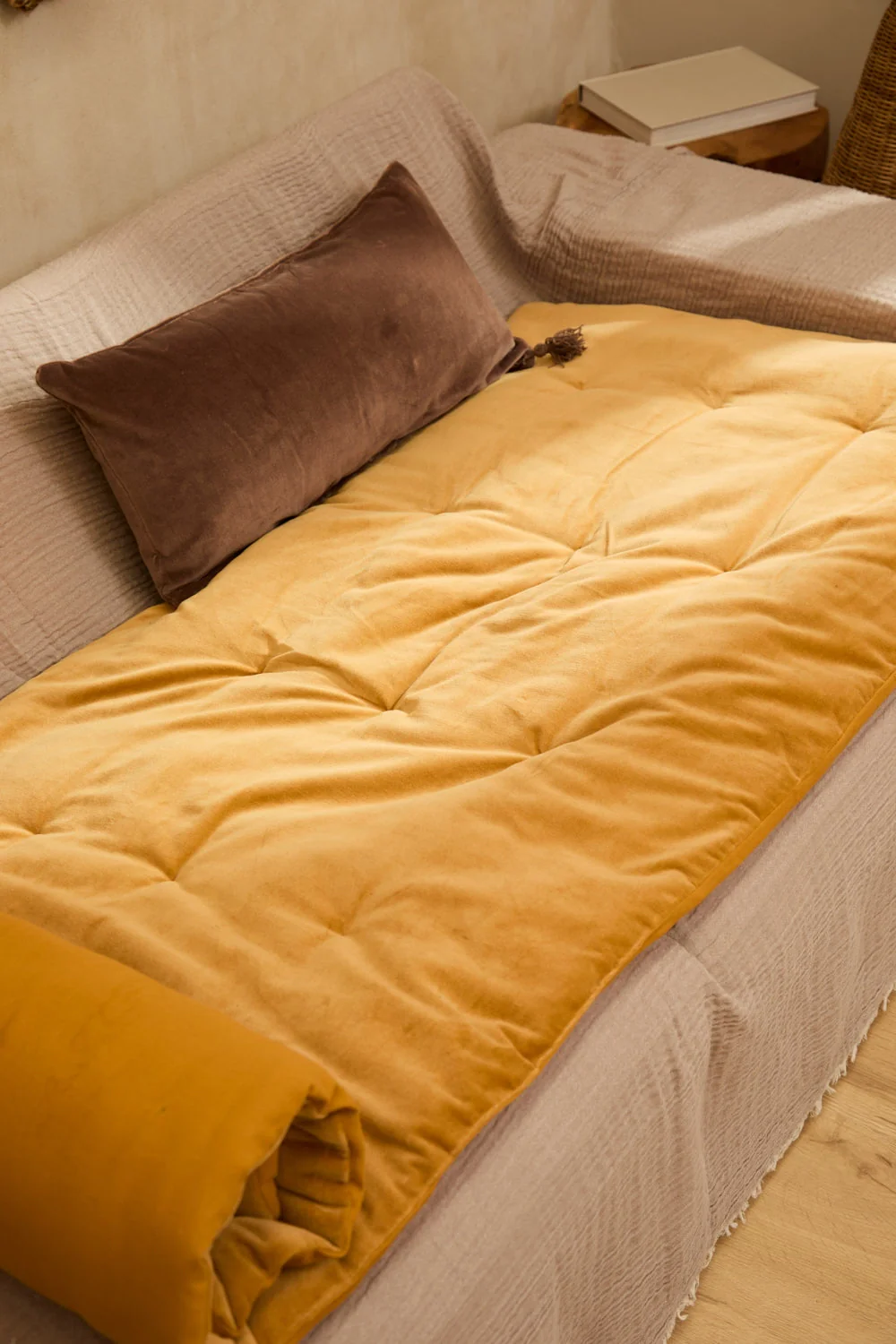 Topper acolchado de terciopelo mostaza Velour - Image 2