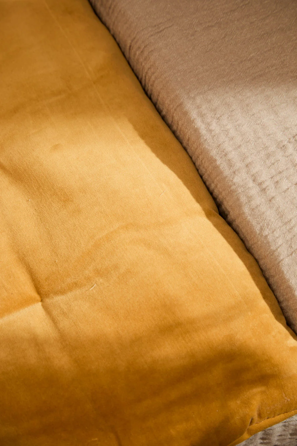 Topper acolchado de terciopelo mostaza Velour - Image 4